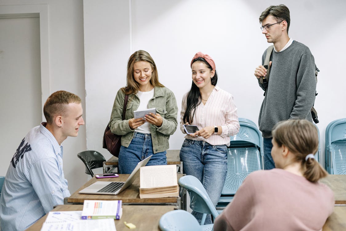 študenti pracujúci na počítači