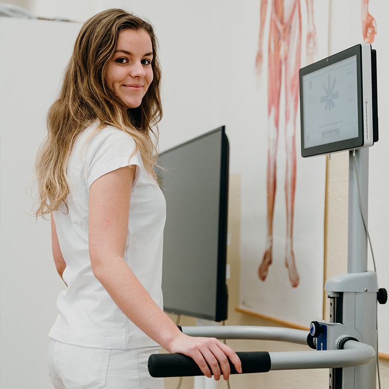 faculty banner photo | WebJET CMS študent pracujúci na počítači